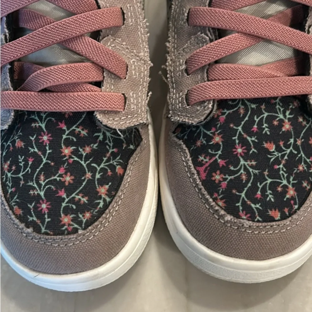 Nike Air Jordan 1 low kids sneakers in Dusty Rose and Black Floral, size 1y